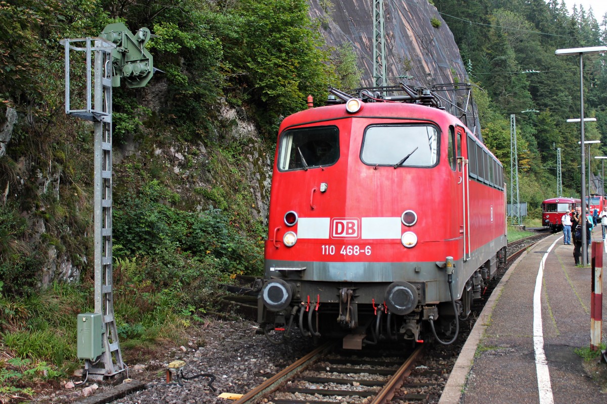Kurz vor ihrem Ziel fürs Wochende ist am 13.09.2014 die 110 468-6 für die Triberger Bahnhofstage auf Gleis 3. Im Hintergrund ist auch der Uerdinger Schienenbus 796 625-2 zu erkennen.