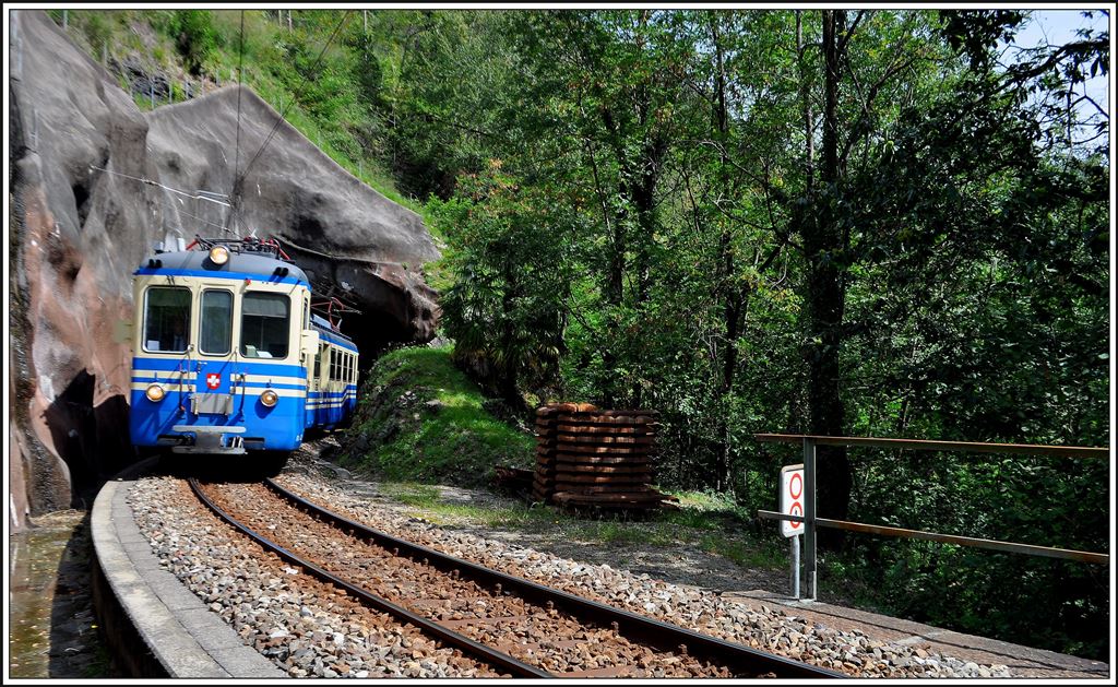 Kurz vor der Isornobrücke in Intragna passiert der R314 mit ABDe 6/6 32  Vallesia  ein kurzens Tunnel.   (03.09.2014)