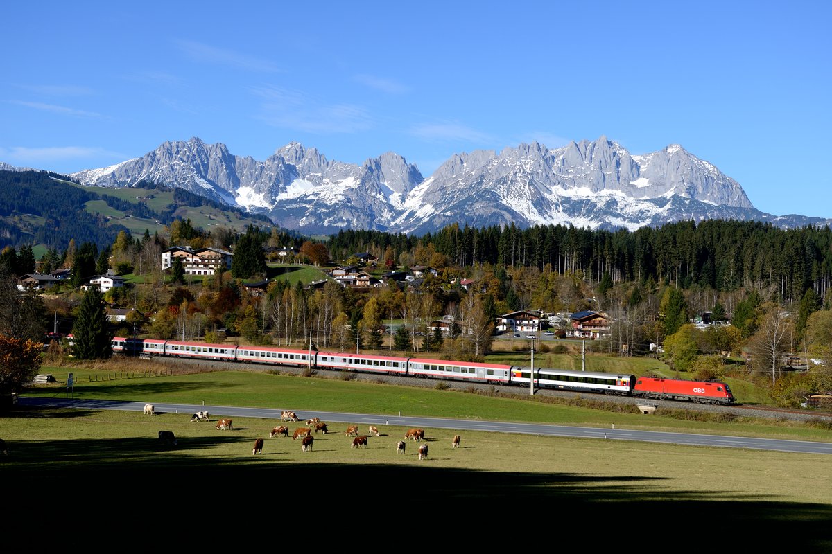Kurz vor Kitzbühel ergibt sich dieser Blick auf den Wilden Kaiser. Die 1016.016 passiert die herbstliche Szenerie mit ihrem EC 163  Transalpin  nach Graz. Charakteristisch der Apm 61 der SBB hinter der Lok (02. November 2014).