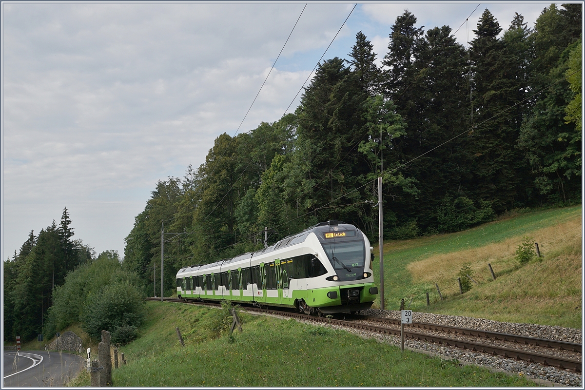 Kurz vor Les Hauts-Geneveys ist der TransN RABe 523 077 auf dem Weg nach Le Locle.

12. August 2020