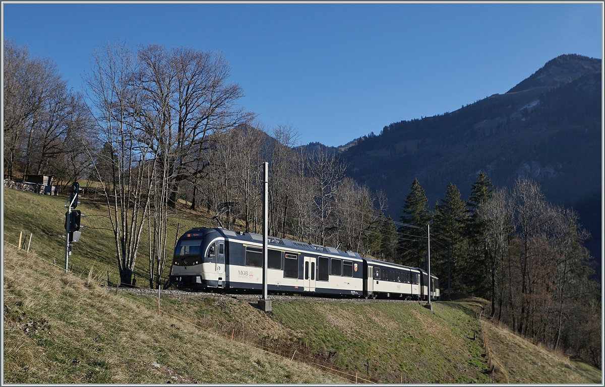 Kurz vor Les Sciernes ist ein MOB Alpina Regionalzug auf dem Weg nach Montreux. 

26. November 2020