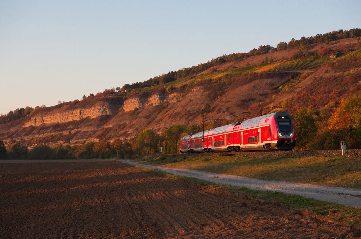 Kurz vor Licht aus: 445 053 mit dem RE 4625 von Frankfurt am Main Hbf nach Bamberg bei Thüngersheim, 13.10.2018