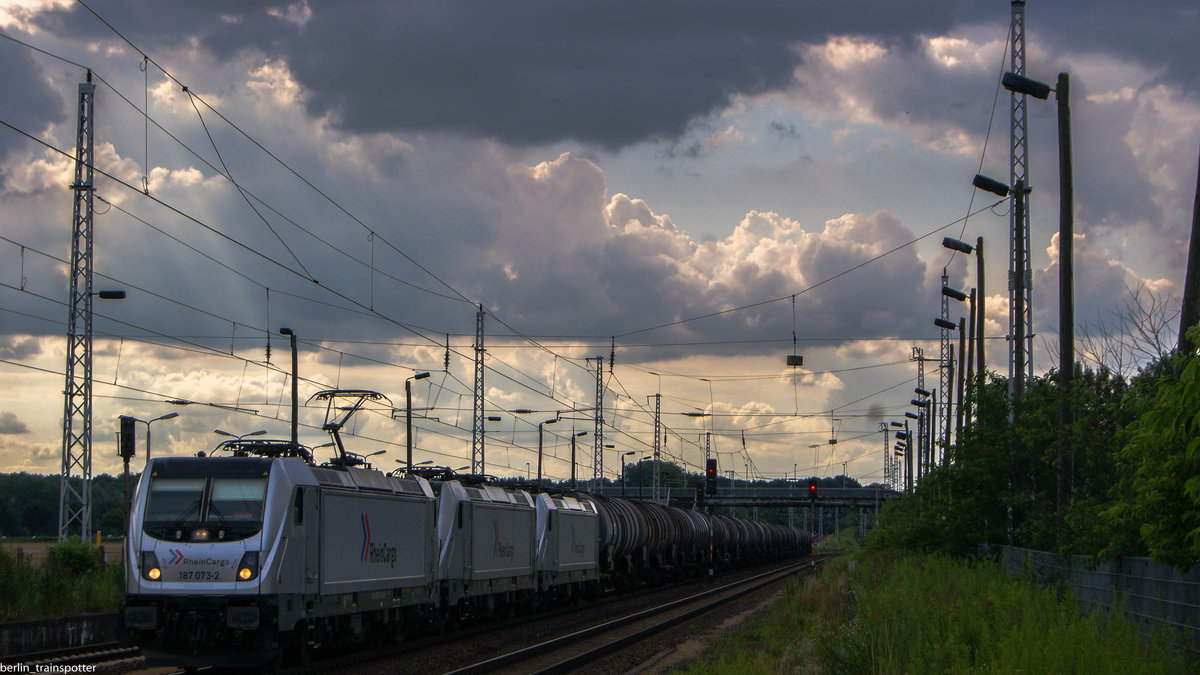 Kurz vor Lichtaus rollt nicht nur eine Rheincargo 187 durch Schönfließ gen Wuhlheide. Nein es sind gleich 3. 187 073+070+075. So gesehen am 15.07.17
