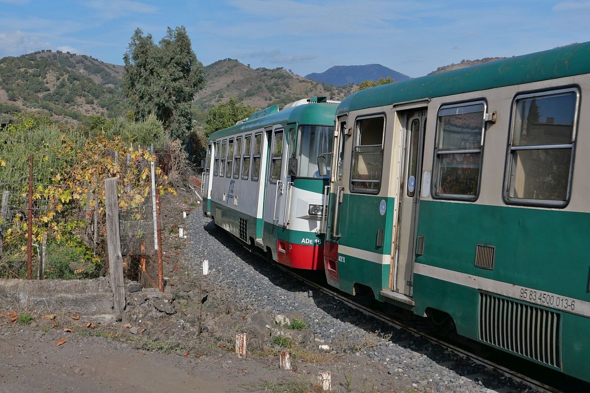 Kurz vor Linguaglossa befinden sich die Triebwagen ADE 16 und ADE 13 auf der Fahrt von Randazzo nach Riposta (16.11.2022)