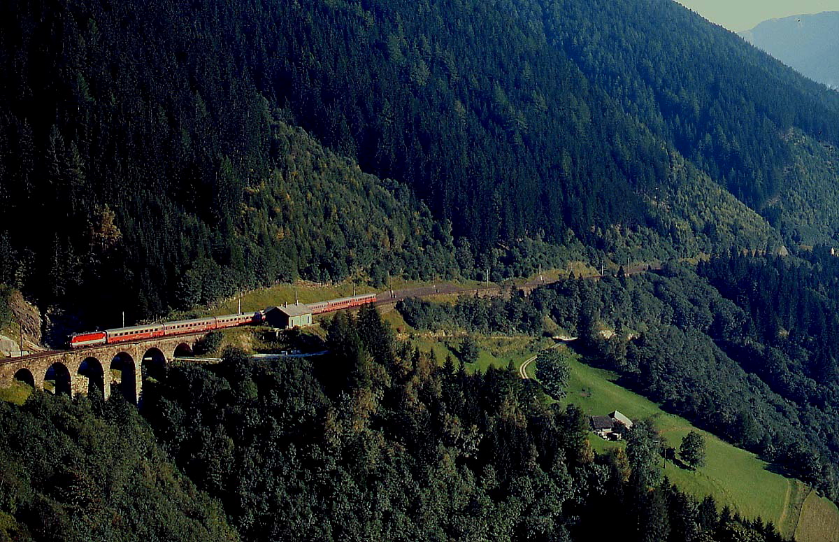 Kurz vor Mallnitz überquert eine 1044 mit einem Schnellzug im September 1998 den Waldmanngraben-Viadukt. Heute geht es schneller, aber langweiliger durch den Kaponig-Tunnel.
