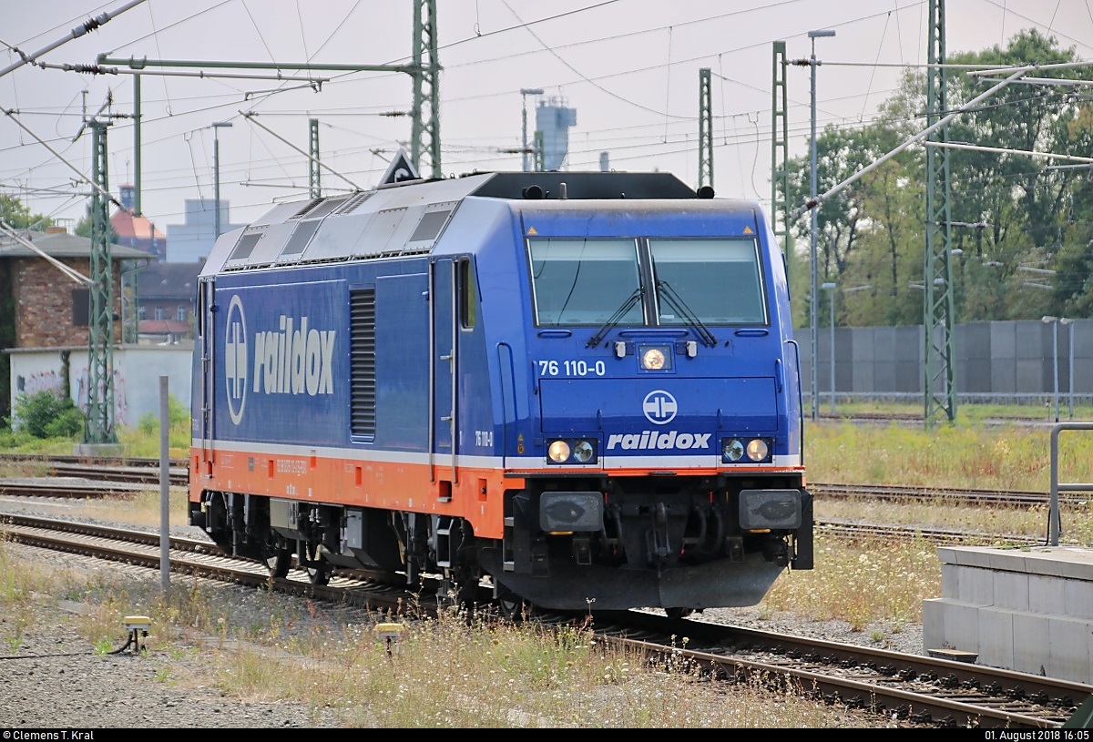 Kurz vor meiner Abreise noch schnell ans andere Bahnsteigende gehetzt, um 76 110-0 der Raildox GmbH & Co. KG in Dessau Hbf aufzunehmen, woraufhin sie den Bahnhof verlässt.
Aufgenommen von Bahnsteig 2/3.
[1.8.2018 | 16:05 Uhr]