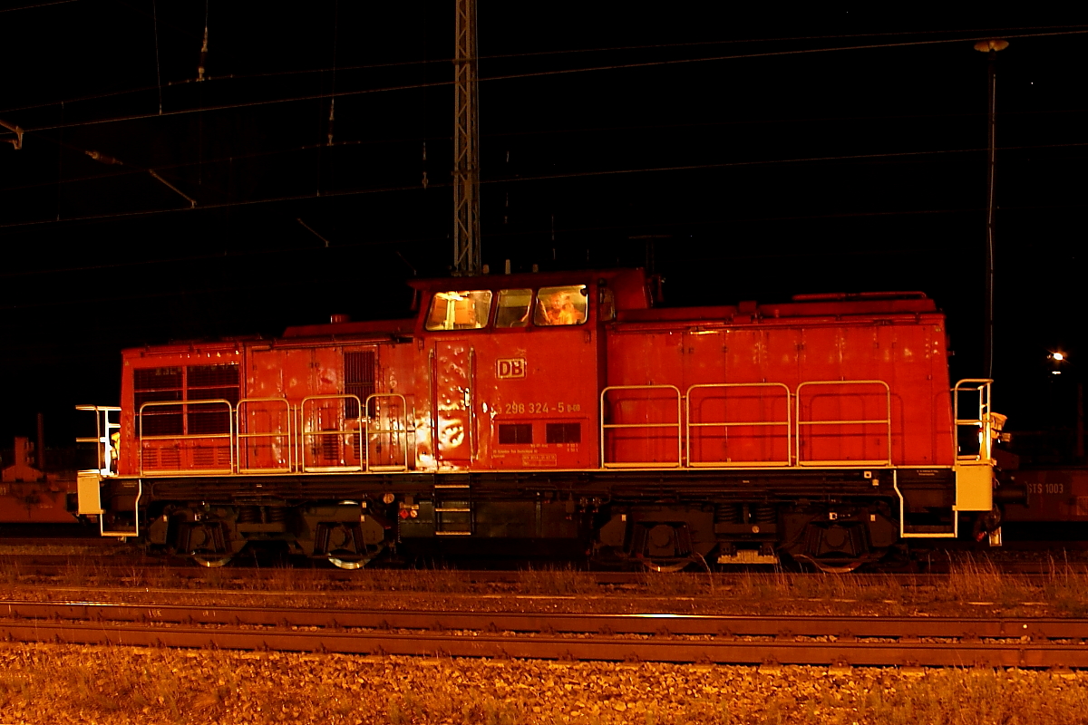 Kurz vor Mitternacht wird die 298 324-5 am 18.09.2015 im Bahnhof Oranienburg auf ihren nächtlichen Einsatz vorbereitet.
