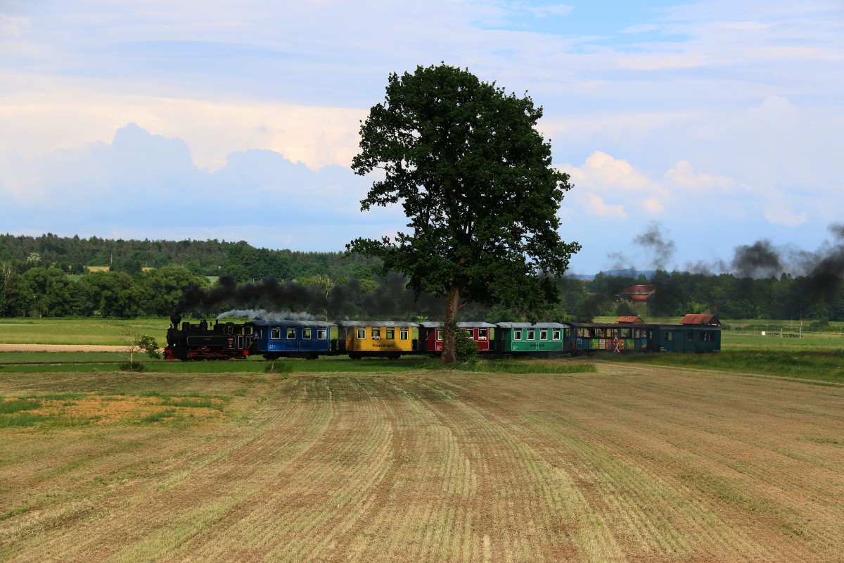 Kurz vor Neudorf geht's dann Bergauf für 764.411 R die die  Stammgarnitur  des Flascherlzuges Heimwärts zieht. 20.05.2015