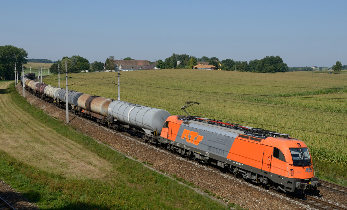 Kurz vor Neumarkt-Kallham fuhr mir am 22. August 2015  die RTS 1216 902 mit dem SRID 48897 vor die Linse.