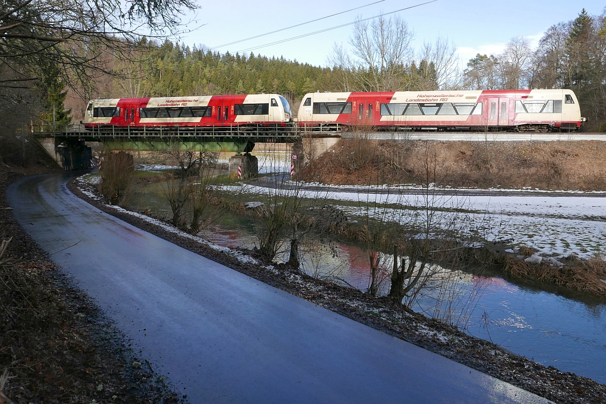 Kurz vor Oberschmeien überqueren zwei Regioshuttle als HzL 88261 von Tübingen nach Sigmaringen am 04.02.2017 die Schmeie.