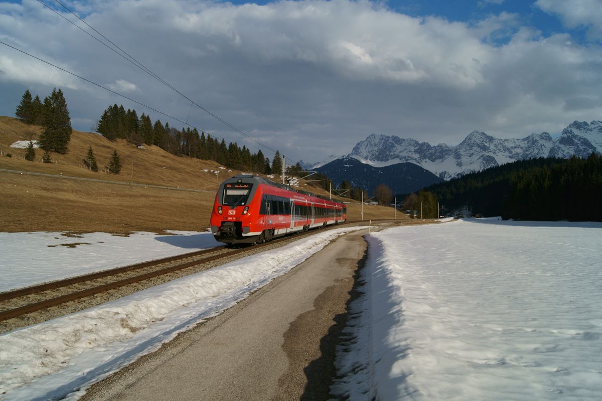 Kurz vor Ostern 2018 vertrieb der Frühling auch oberhalb von Garmisch langsam den Winter als sich RB 4872 in Form von 2442 719 auf dem Weg von Innsbruck nach München befand. Während im Tal bei Klais die Sonne schien hing das Karwendelmassiv bereits unter einer Wolkendecke. (25.3.2018)