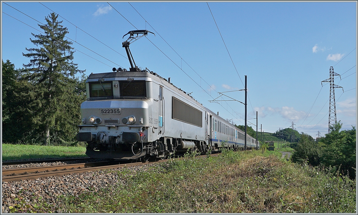 Kurz vor Pougny-Chancy ist die SNCF BB 22355 mit ihrem TER von Genève nach Lyon unterwegs. 

16. August 2021