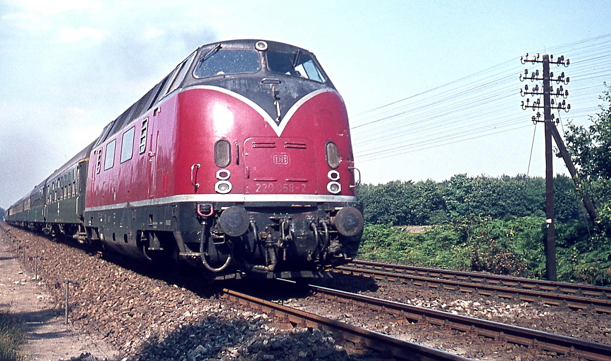 Kurz vor Rheine wurde 220 058-2 am 31.08.1974 mit einem D-Zug abgelichtet. Zwar galt mein damaliger erster Besuch der Emslandstrecke der Dampftraktion, doch die formschöne V 200 sollte in meiner Sammlung nicht fehlen (auch wenn sie sich ärgerlichwerweise mehr und mehr in die 012-Umlaufpläne drängte).