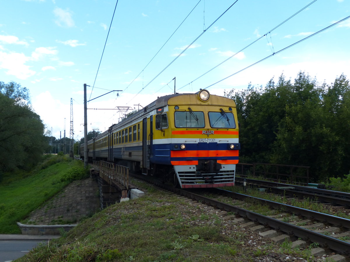Kurz vor Riga kam mir ER2T 711301 vor die Linse. 8.8.2016