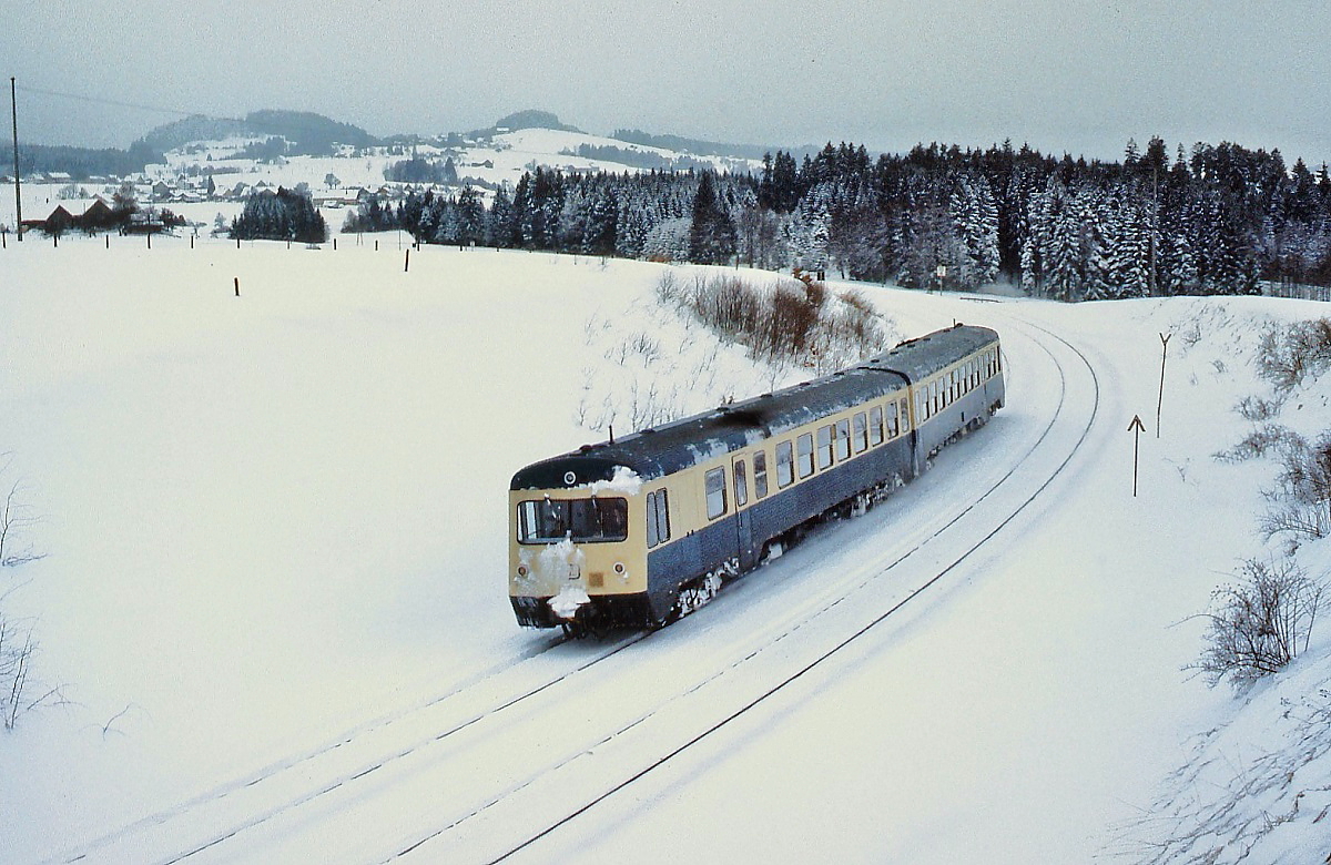 Kurz vor Röthenbach fährt ein 628.0 im Februar 1983 auf der Allgäubahnn in Richtung Kempten