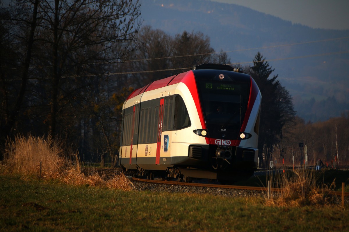 Kurz vor Sankt Martin im Sulmtal Bergla legt sich der GTW 2/8 in den Bogen. 14.12.2015