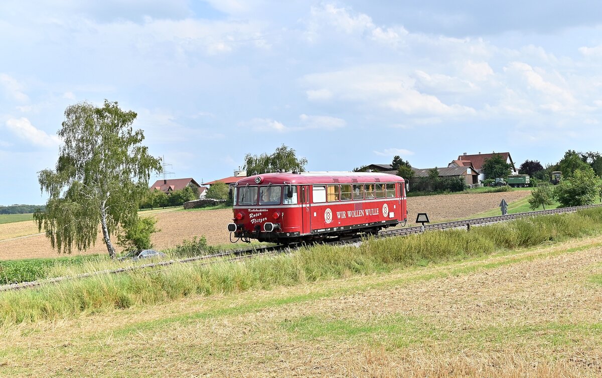 Kurz vor Siegelsbach in der Steigung ist der Rote Flitzer auch am heutigen Sonntag den 15.8.2021 gen Neckarbischofheim Nrd fahrend.