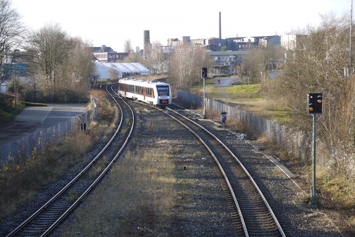Kurz vor Solingen Mitte wechseln die Züge des S7-Kurzpendel von Solingen Hbf kommend ins Gegengleis (VT 12009, 30.12.13).