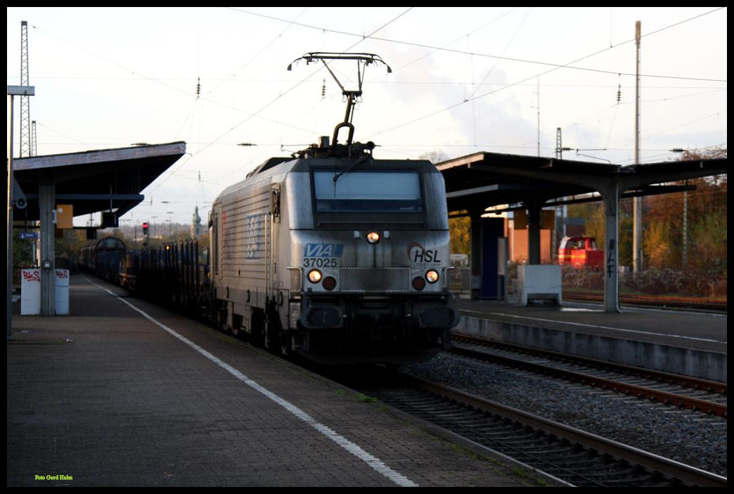 Kurz vor Sonnen Untergang kam die HSL VIA 37025 am 13.11.2017 um 17.08 Uhr durch den Bahnhof Lengerich. Sie war mit einem gemischten Güterzug in Richtung Münster unterwegs.