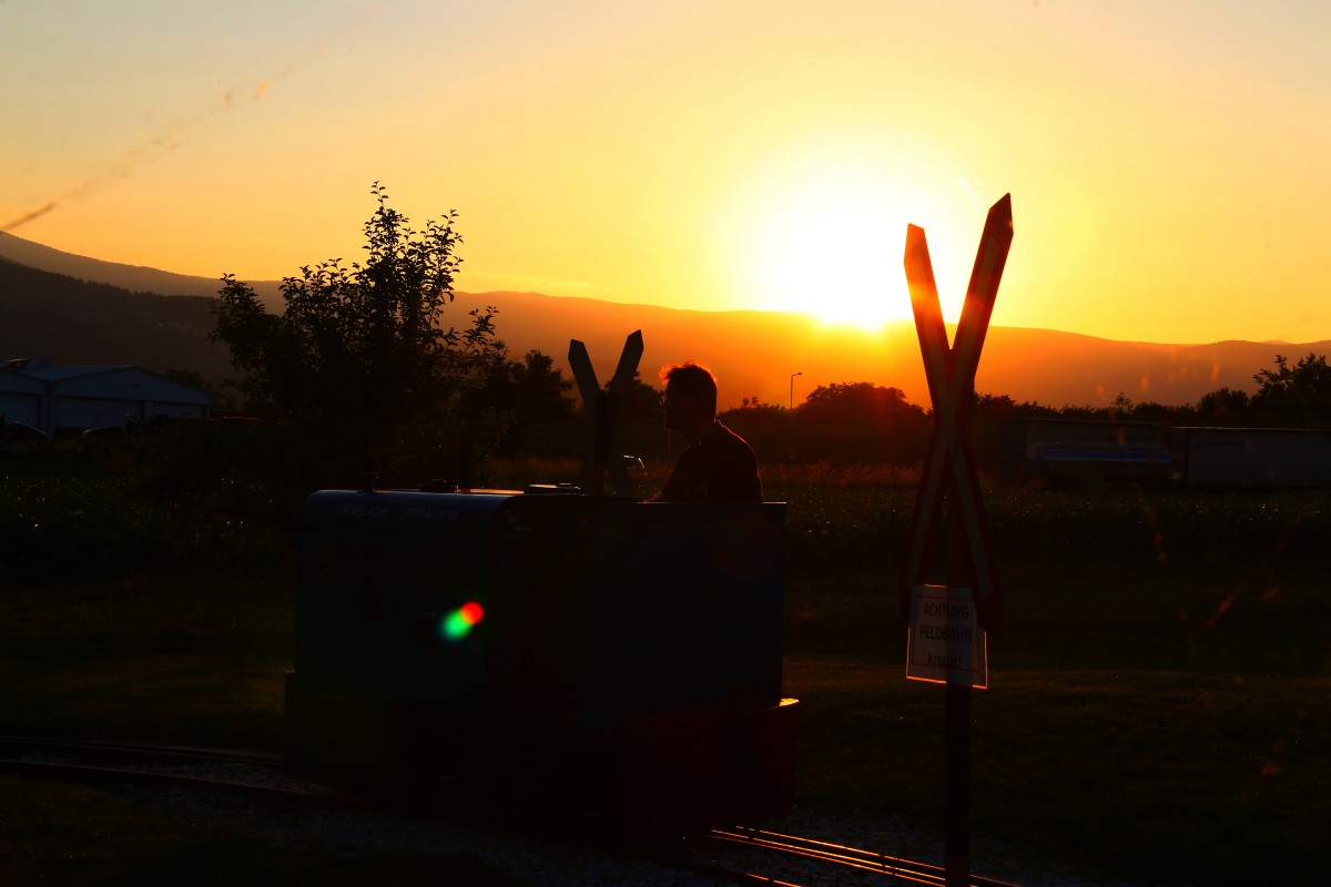 Kurz vor Sonnenuntergang drehte unser Andi noch eine Ehrenrunde mit einer JW15.
Die Österreichische Qualitätsarbeit aus Jenbach ( Tirol) war ein sehr weitverbreitetes Feldbahnfahrzeug. 5.06.2015