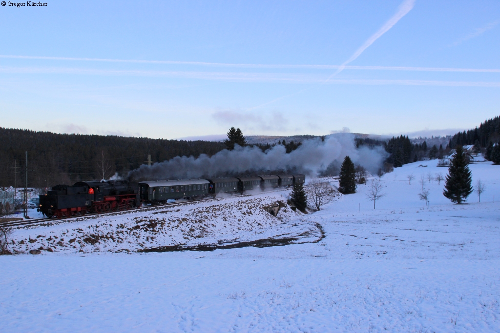 Kurz vor Sonnenuntergang fährt die 58 311 mit ihrem Sonderzug in Altglashütten-Falkau ein. Aufgenommen am 30.12.2013.