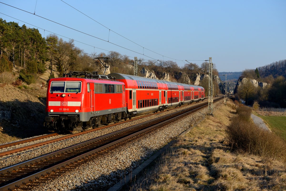 Kurz vor Sonnenuntergang konnte noch die 111 201 mit ihrer RB 59102 nach Nürnberg HBF im schönsten Abendlicht bei Hagenacker fotografiert werden (Hagenacker, 19. März 2015).