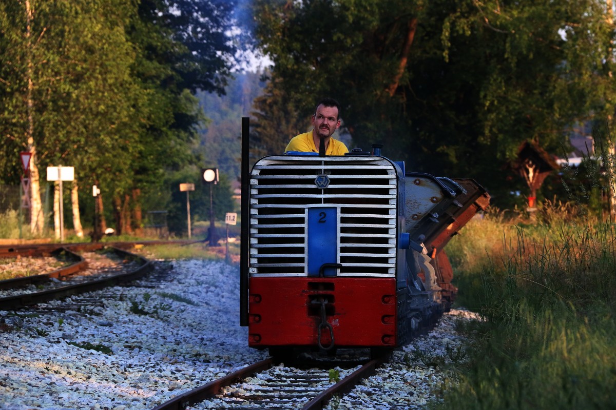 Kurz vor Sonnenuntergang rattert die kleine Jenbacher Lokomotive in Richtung Heizhaus . Stainz am 5.06.2015