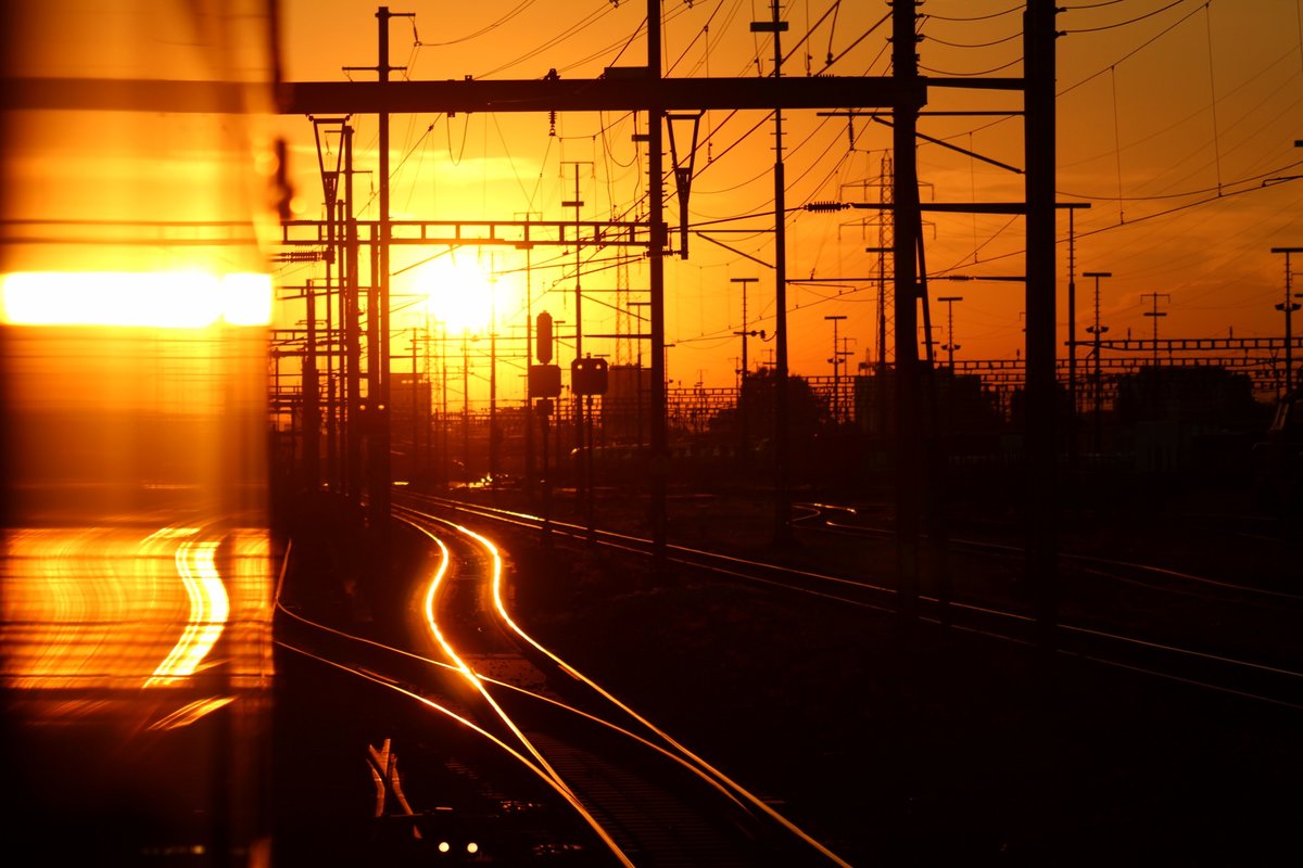 Kurz vor Sonnenuntergang verlässt der IR 36 Basel SBB - Zürich in Kürze den Güterbahnhof Basel SBB.
Auf meiner Rückfahrt hielt ich diese herrliche Stimmung noch fest.