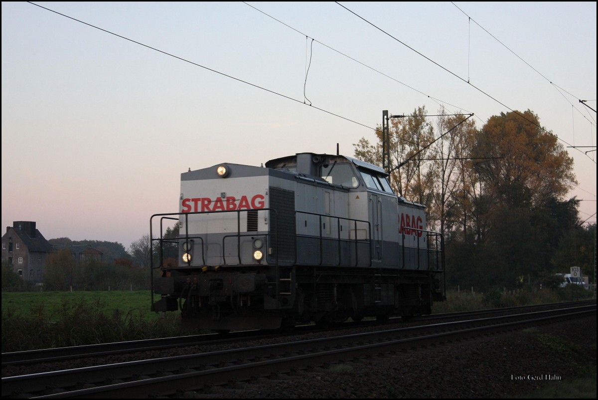 Kurz vor Sonnenuntergang war am 27.10.2015 diese STRABAG ex Reichsbahn V 100 ohne Nummer auf der Rollbahn bei Lengerich - Schollbruch in Richtung Münster unterwegs.