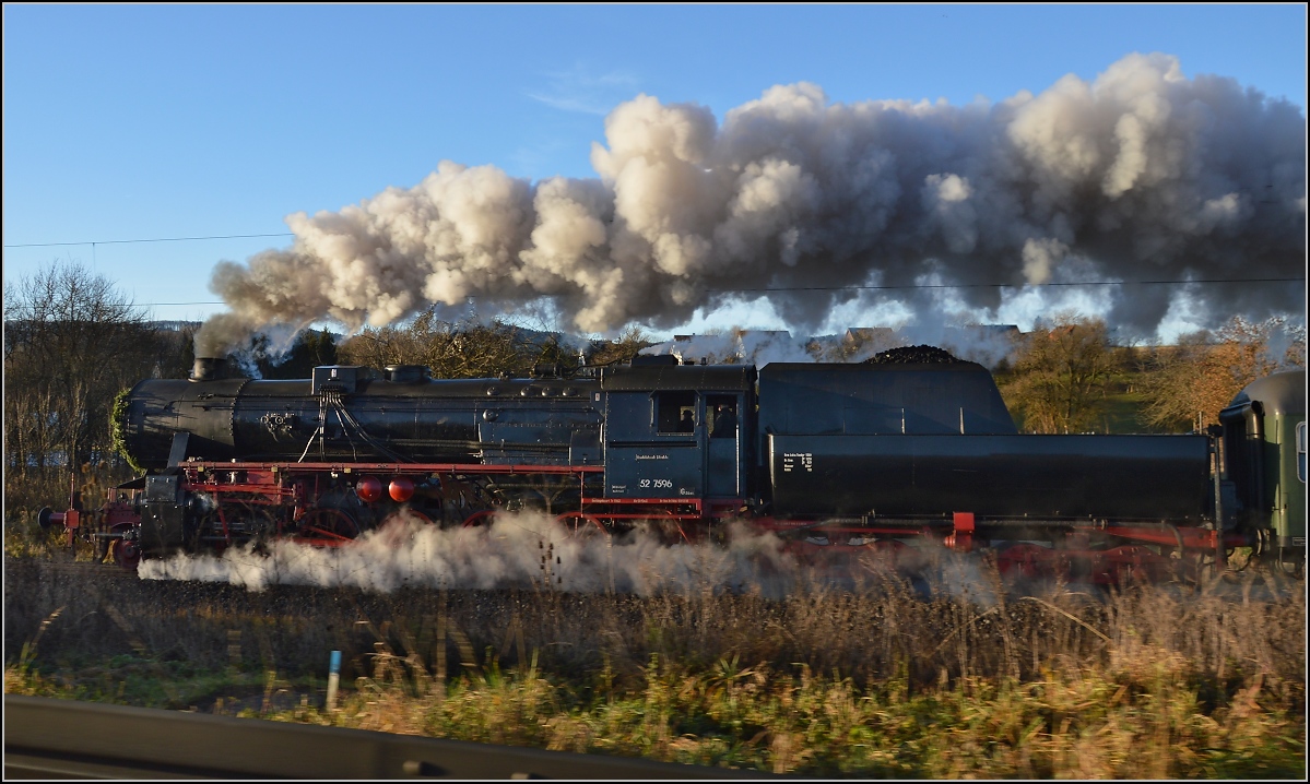 Kurz vor Spaichingen in  Parallelfahrt  hat 52 7596 noch immer viel zu tun, obwohl gleich ein Halt ansteht. Dezember 2014.