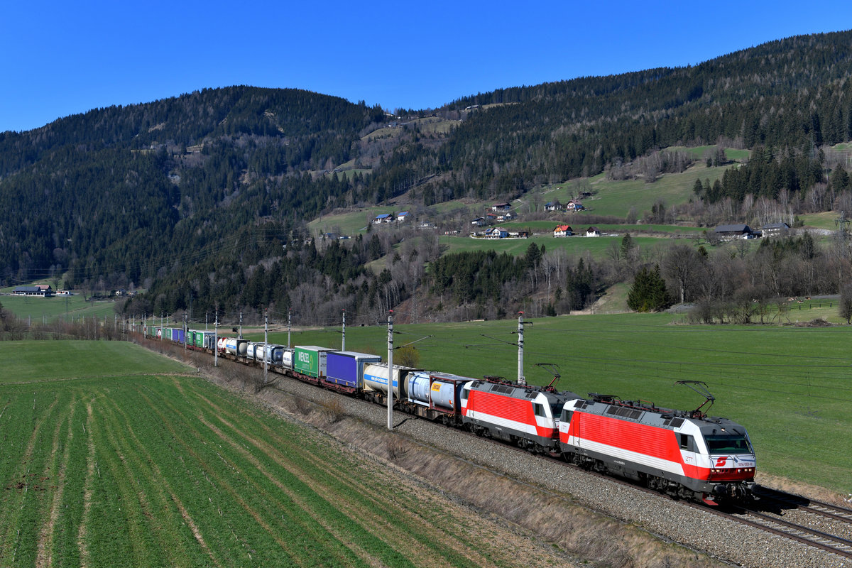 Kurz vor Trieben konnte ich den SETC 96816 auf seiner Fahrt nach Kalsdorf erneut aufnehmen. Am 31. März 2019 waren für die Beförderung die 1014.003 und 004 von Zeller Transporttechnik eingeteilt. Beide Maschinen haben erfreulicherweise den  Pflatsch  behalten und erinnern daher noch an die einstigen Einsätze bei den ÖBB. 