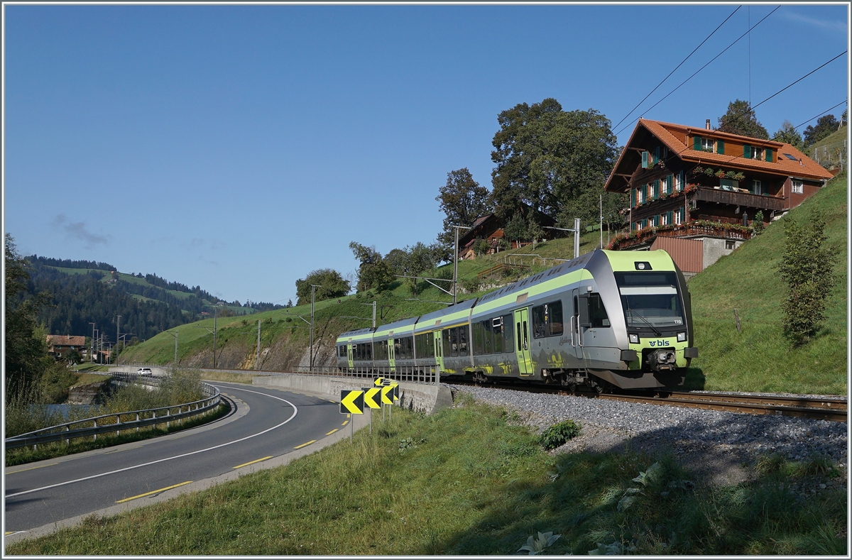Kurz vor Trubschachen ist der BLS RABe 535 119 auf dem Weg von Bern nach Luzern. 

30. September 2020