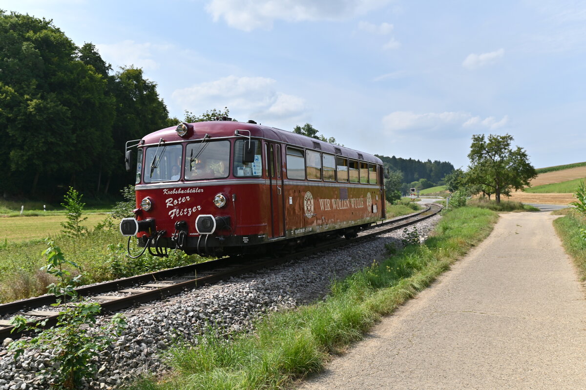 Kurz vor Untergimpern ist mir der Rote Flitzer heute am Nachmittg vors neue Tamron Objektiv gefahren, so konnte ich den Nahbereich einmal testen. 2021
