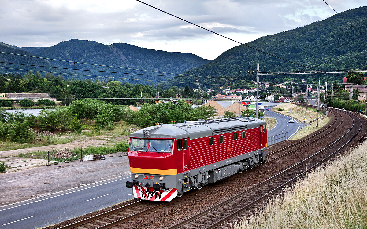 Kurz vor Usti nad Labem fährt Lz 478 2069 am Abend des 26.6.2017