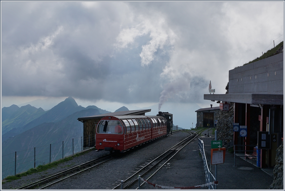 Kurz vor viertel vor sechs, der letzte Zug ist abgefahren und der nächste fährt erst zwanzig vor Neun - am nächsten Morgen. Nun wird es auf dem Brienzer Rothorn erst so richtig eindrücklich mit Sonnen Auf- und Untergängen, Steinböcken und einer himmlichen Ruhe, garniert mit einem köstlichen Abendessen.
7. Juli 2016