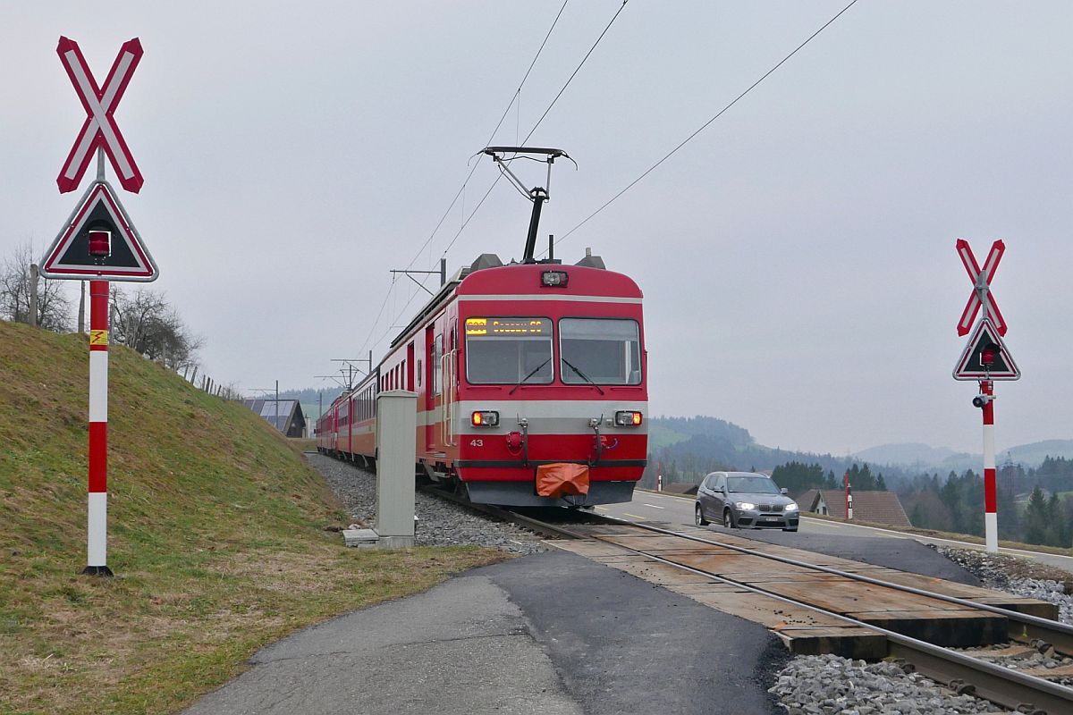 Kurz vor Waldstatt schieben die BDe 4/4 Triebwagen Nr. 43  GONTEN  und Nr. 42  HERISAU  den aus sechs Wagen bestehenden Zug am 13.01.2018 als S23 1152 von Wasserauen kommend nach Gossau.