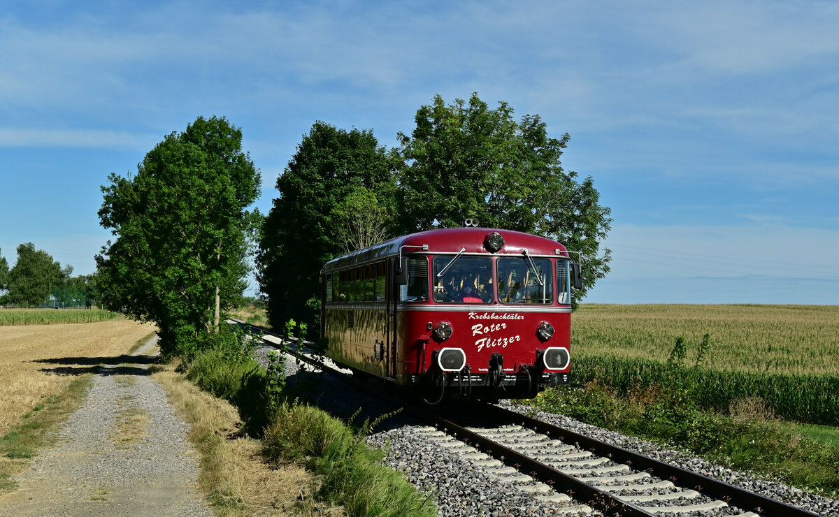 Kurz vorm BÜ an der ehemaligen Kaserne in Siegelsbach ist er nach kurzem  Wendehalt wieder auf dem Rückweg nach Neckarbischofsheim Nord. 7.8.2022