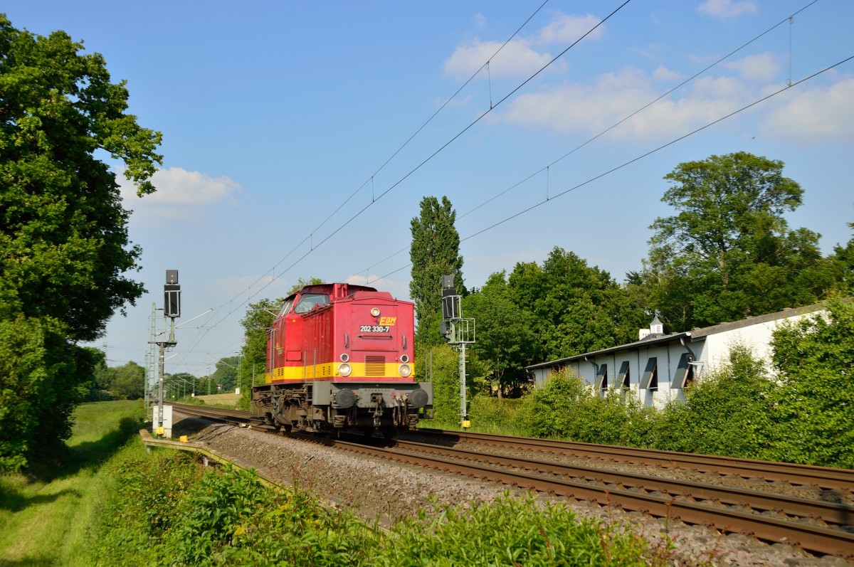 Kurz vorm Bü Nikolaus-Becker-Str. ist hier die EBM 202 330-7 in Geilenkirchen am 18.5.2014 zu sehen......