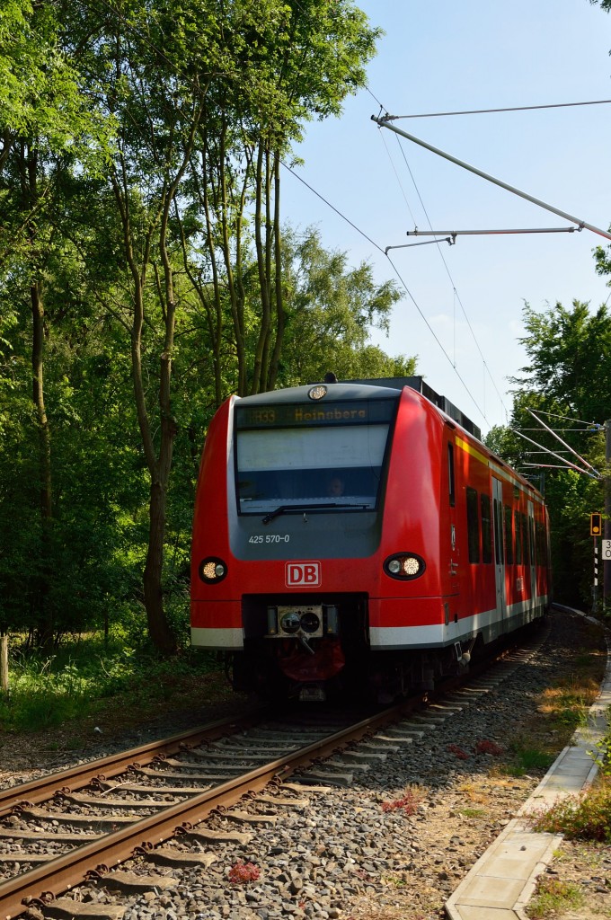 Kurz vorm HP Randerath ist hier der 425 570-0 zu sehen.
18.5.2014