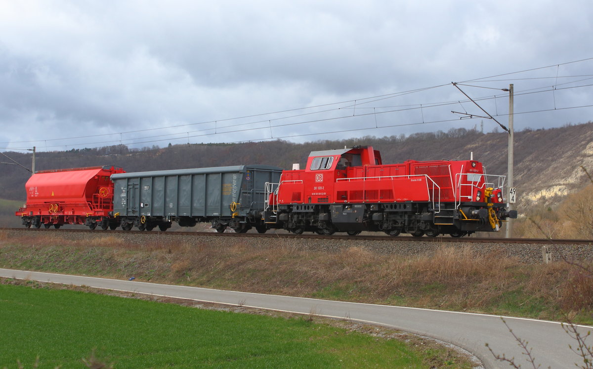 kurze 2 Wagen Übergabe  bei Bad Kösen am 11.03.2019 mit der 261 020 auf dem Weg nach Naumburg