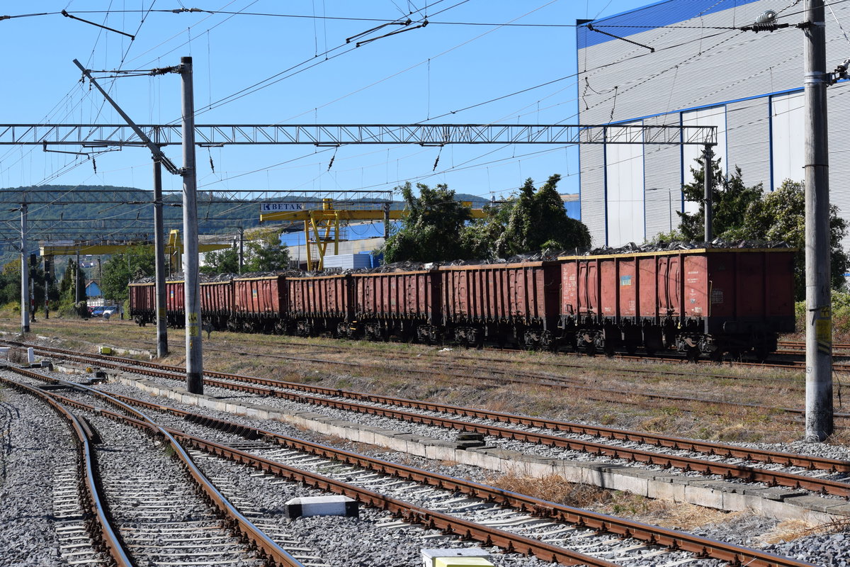 Kurze Garnitur offener Güterwagen befüllt mit Schrott am 14.09.2017 in Bahnhof Bistrita.