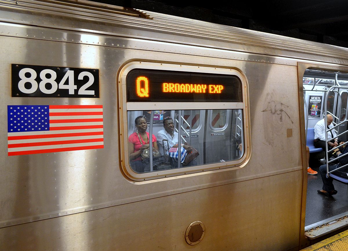 Kurze Pause für den Broadway-Express an der New Yorker Subway-Station  DeKalb Avenue . 19.6.2014