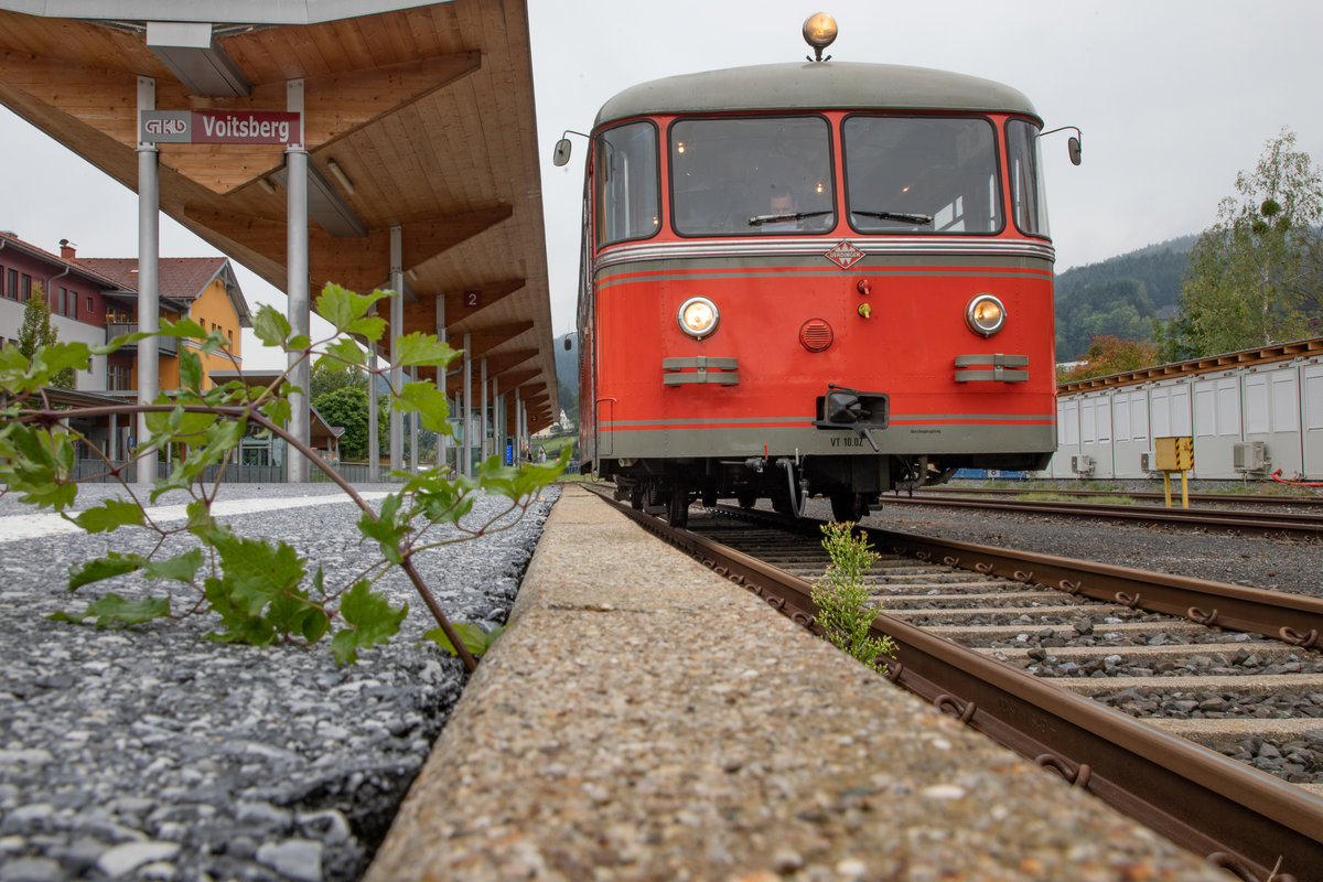 Kurze Pause zur Zugbegegnung in der Bezirkshauptstadt Voitsberg. 
VT10.02 wartet am Bahnsteig auf den entgegenkommenden Zug der Linie S7. 
7.09.2019