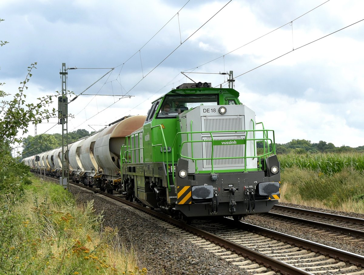 Kurze Schnauze voraus kommt hier die 4185 015-9 D-VL mit Silowagen am Haken vor meine Linse gefahren, wo ich wartend am BÜ Broicherstraße auf die Passage warten musste um meinen Spaziergang mit Kamera fortzusetzen. Samstag 5.8.2017
P.S. Gruß an den Tf zurück.