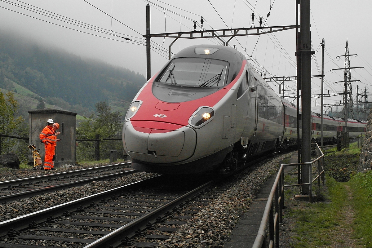 Kurze Unterbrechung für das Team mit dem Ultraschalluntersuchungsgerät. EC 12 von Milano-Centrale nach Zürich am 30.09.2015 bei Pfaffensprung.