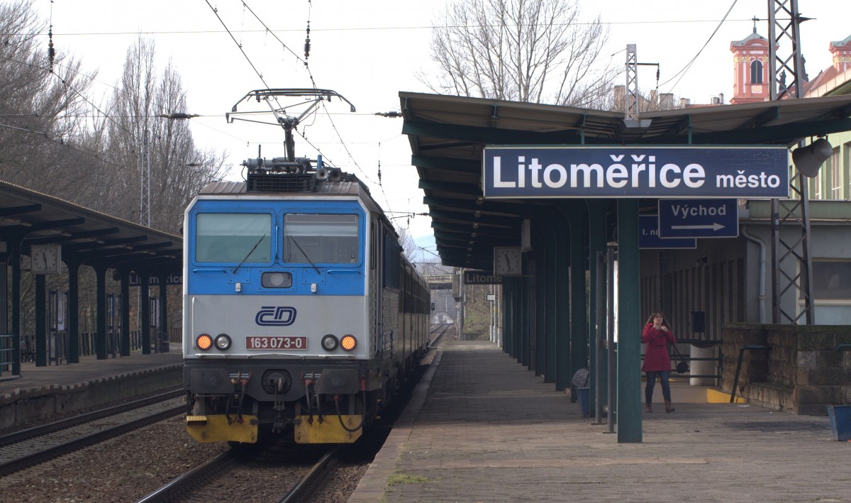 Kurze Verschnaufpause der 163-073-0 in Litomerice mesto, bevor sie den Schnellzug mit dem Steuerwagen 80-30002-7 weiter nach Usti nad Labem zapad schiebt. 07.03.2015, 11:44 Uhr  
