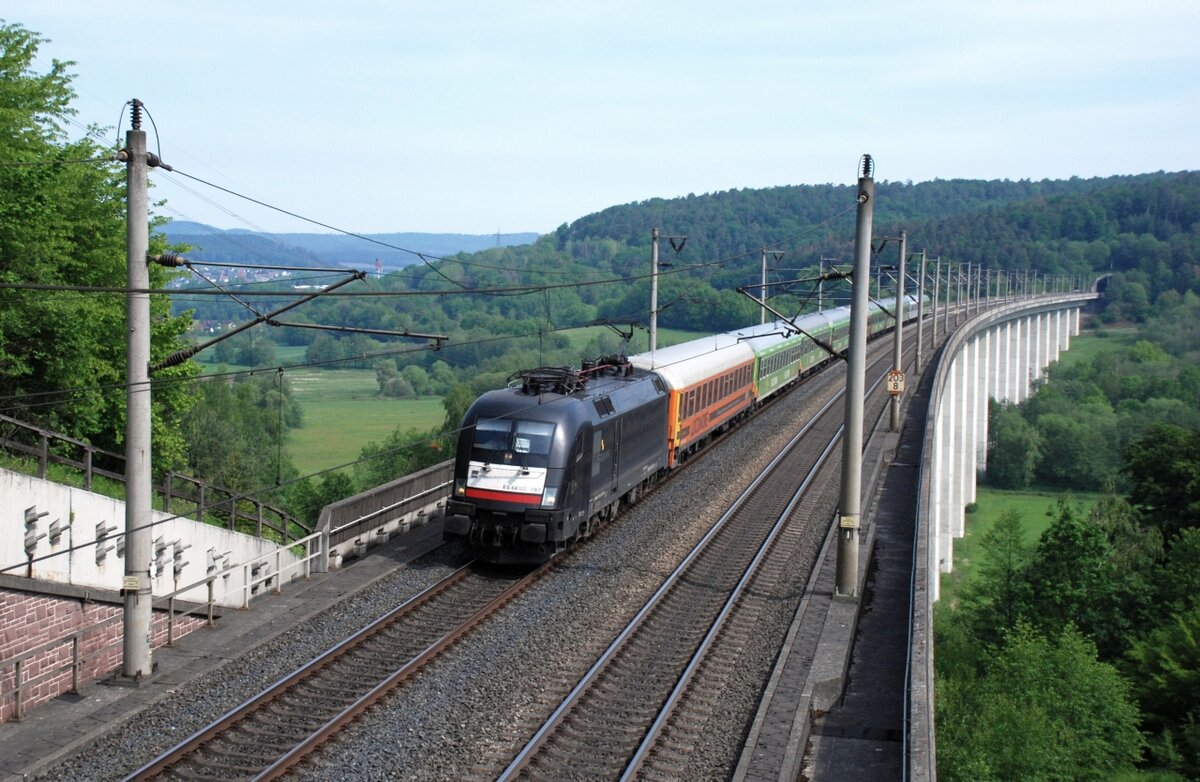 Kurze Zeit später folgt MRCE ES 64 U2-097 mit Flixtrain nach Stuttgart (24.5.2019):