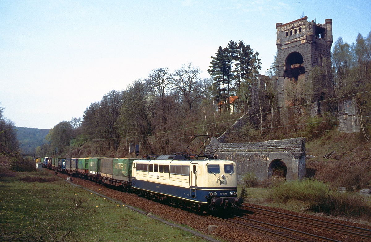 Kurze Zeit später passiert 151 113 mit einem  Sgk  (damals Schnellgüterzug des kombinierten Ladungsverkehrs) die Ruine des Basaltwerks in Steinau nordwärts (27.7.1991). Zum Basaltwerk und seiner Geschichte ist im Internet einiges zu finden. 