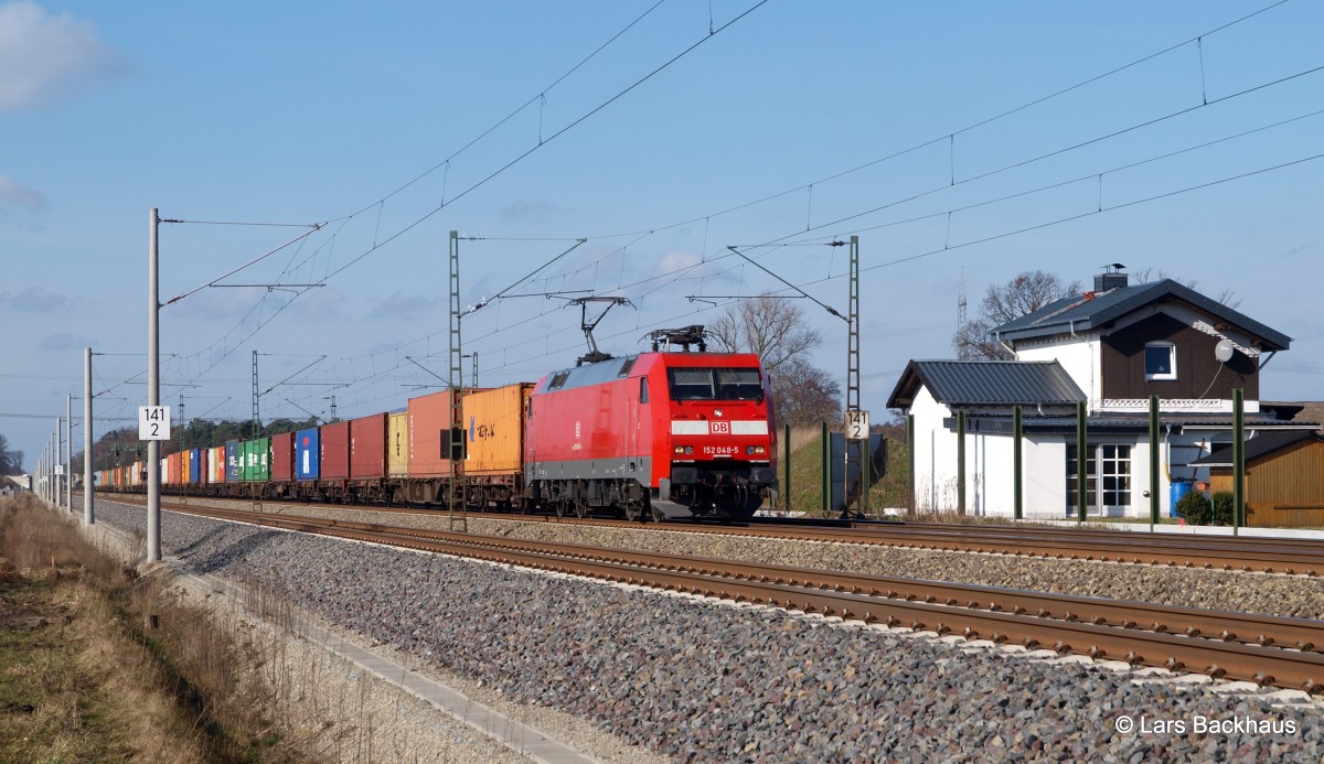Kurze Zeit später passiert 152 048-5 mit einem Containerzug das ehemalige Bahnwärterhaus bei Bardowick-Bruch. Aufgenommen am 23.02.14.