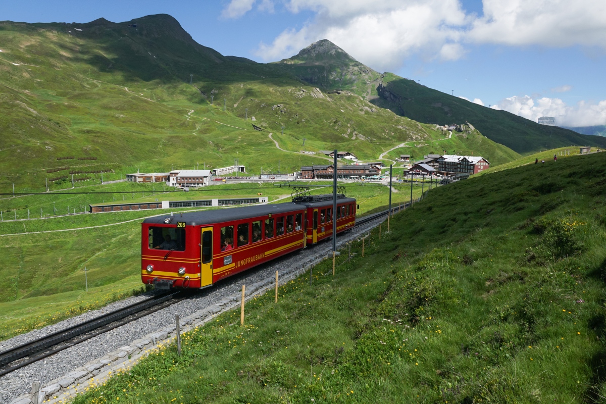 Kurze Zeit später verlässt der gleiche Zug die Kleine Scheidegg wieder in Richtung Jungfraujoch (09.07.2016).